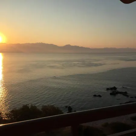 The Pearl Seaview Apartment, 10sec Walk To The Sea Petalídhion